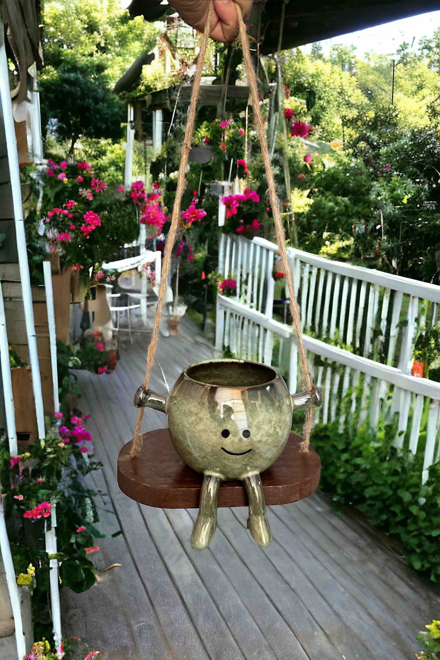 Swing planter